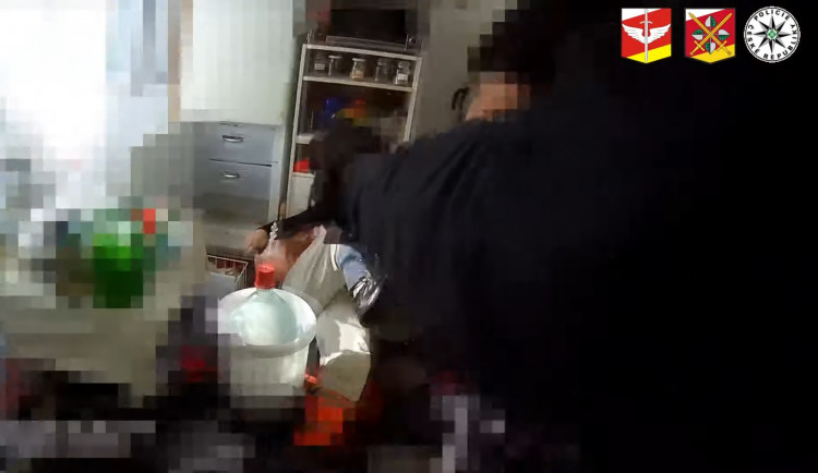 Nejdřív házel z okna nože, pak vyhrožoval střílením. Celé řádění ukončil až policejní taser