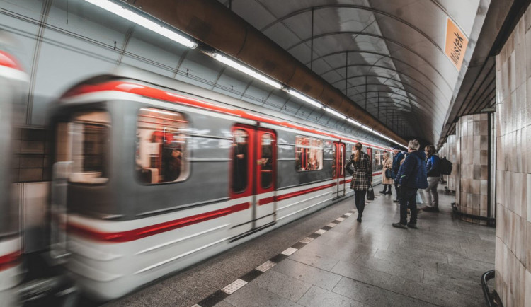 Ve stanici metra Českomoravská spadl člověk pod metro. Pád nepřežil