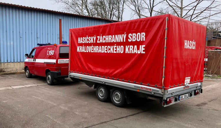 Hasiči rozvezli téměř 200 tisíc testů určených pro základní a střední školy