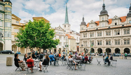 Židle a stolky v ulicích Prahy zůstanou, rozhodli radní