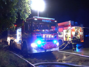 Požár haly na Rychnovsku způsobil škodu asi 1,5 milionu korun, na místě zasahovalo sedm jednotek