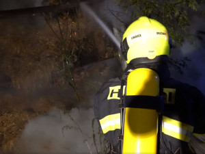 Požár haly na Rychnovsku způsobil škodu asi 1,5 milionu korun, na místě zasahovalo sedm jednotek