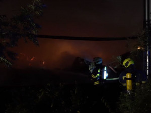 Požár haly na Rychnovsku způsobil škodu asi 1,5 milionu korun, na místě zasahovalo sedm jednotek