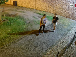 Policie stále pátrá po dvou mladících, kteří poničili fasádu v centru Hradce Králové. Hrozí jim rok vězení