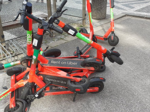Město chce dodatečně regulovat elektrokoloběžky, schválilo dohodu s provozovateli