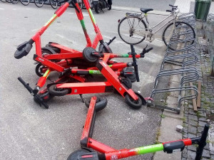 Město chce dodatečně regulovat elektrokoloběžky, schválilo dohodu s provozovateli
