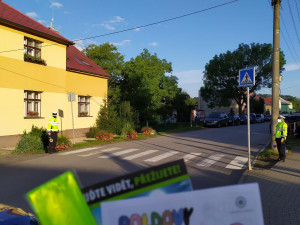 Policisté dnes hlídkovali na přechodech a informovali, jak bezpečně přecházet
