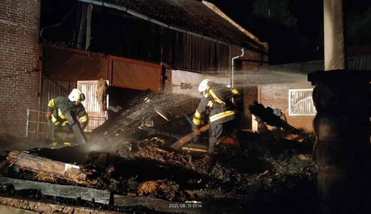 Při požáru stáje na Jičínsku uhynul kůň. Škoda se vyšplhala na 1,5 milionu