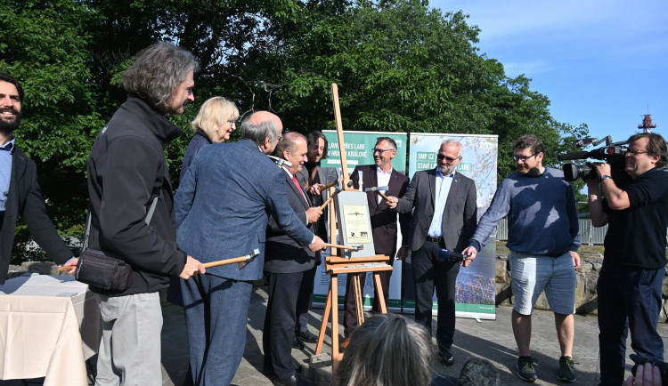 V Hradci Králové začala stavba lávky přes Labe. Hotovo bude za rok a půl