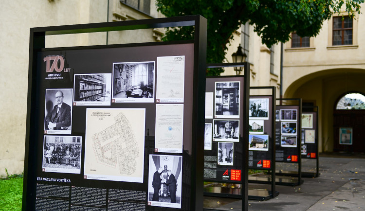 Venkovní výstava zahájila oslavy 170 let pražského městského archivu