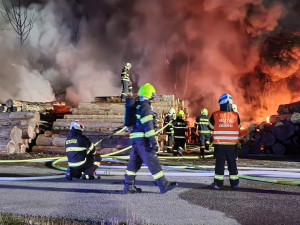 Na Trutnovsku hořela skládka pneumatik, požár se rozšířil i na uskladněné dřevo