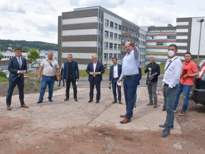 Začala stavba nového parkovacího domu v areálu náchodské nemocnice