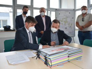 Začala stavba nového parkovacího domu v areálu náchodské nemocnice