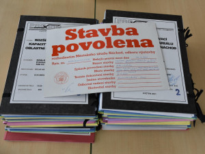 Začala stavba nového parkovacího domu v areálu náchodské nemocnice