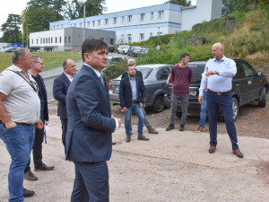 Začala stavba nového parkovacího domu v areálu náchodské nemocnice