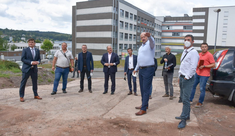 Začala stavba nového parkovacího domu v areálu náchodské nemocnice