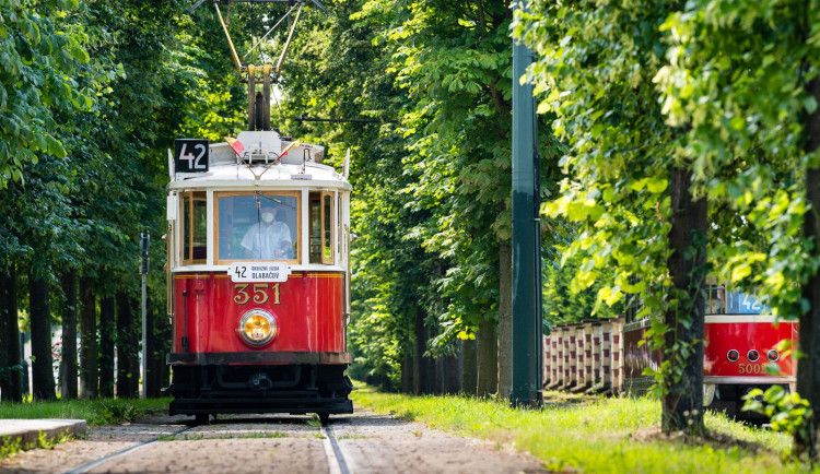 Historická tramvaj číslo 42 bude jezdit po celý rok. Je o ni velký zájem