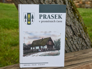 Název obce Prasek není podle slova „prase“, ale „průsek“. I to prozradí nová kniha