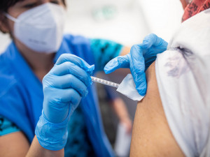 Mobilní očkovací tým v Královéhradeckém kraji za čtyři dny naočkoval přes 400 lidí