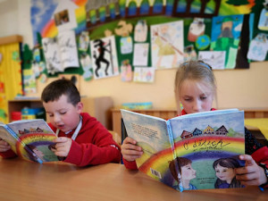Učitelky z Vrchlabí napsaly dětem vlastní učebnici, vypráví O dětech v městečku pod horami