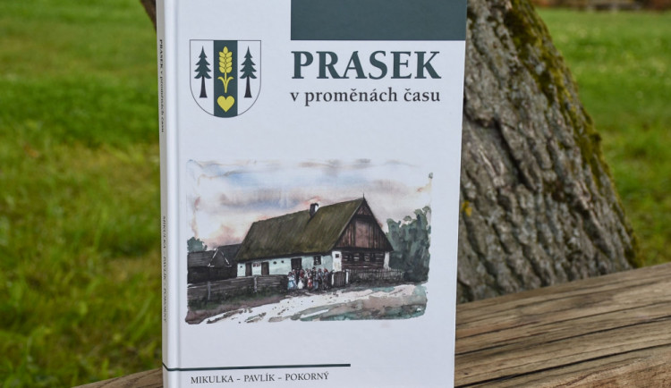 Název obce Prasek není podle slova „prase“, ale „průsek“. I to prozradí nová kniha