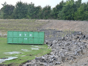 FOTO: Fotbalový stadion v Hradci Králové mizí před očima. První lízátko půjde k zemi příští týden