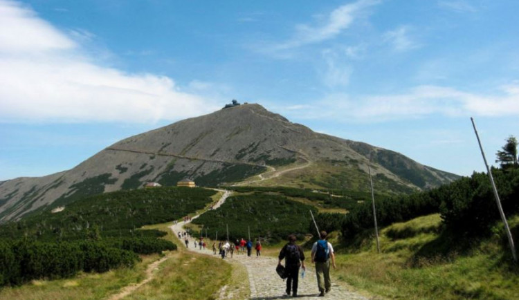 Sněžka přitahuje odborníky i kvůli geologickým jevům, její povrch je stále v pohybu