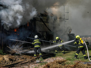 V hradeckých Kulenách hořel statek. Odhadovaná škoda je přes dva miliony korun