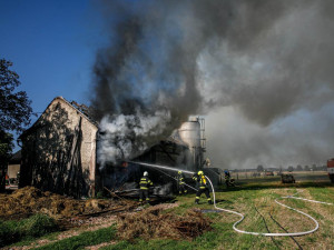 V hradeckých Kulenách hořel statek. Odhadovaná škoda je přes dva miliony korun