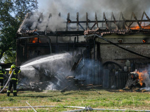 V hradeckých Kulenách hořel statek. Odhadovaná škoda je přes dva miliony korun