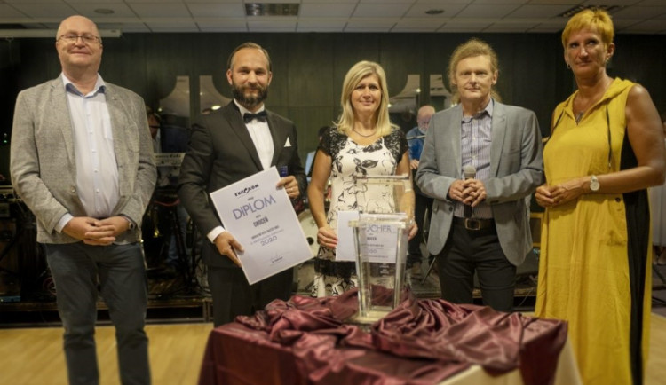 zleva Petr Šikýř (provozní ředitel EKO-KOM), Jan Ropek (starosta města Choceň), Milada Potštejnská (pracovnice odd. životního prostředí), Zbyněk Kozel (generální ředitel EKO-KOM), Martina Filipová (ředitelka regionálního provozu EKO-KOM)