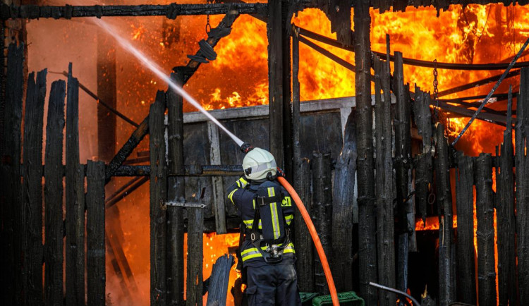 V hradeckých Kulenách hořel statek. Odhadovaná škoda je přes dva miliony korun