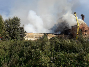 V Chlumci nad Cidlinou hoří opuštěné objekty v areálu bývalého Dřevotvaru