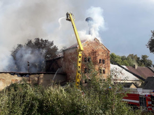 V Chlumci nad Cidlinou hasiči včera vyhlásili třetí stupeň požárního poplachu, stále se dohašuje