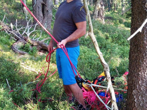 Pod Černou horou spadla paraglidistka, zůstala viset deset metrů nad zemí