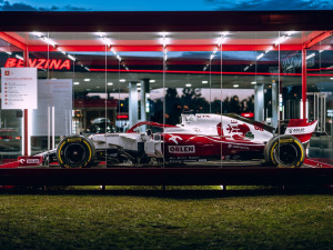 V Hradci Králové je vystavená Formule 1. Vůz za miliony chrání skleněná krabice
