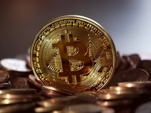 Senior si chtěl vyzkoušet obchodování s Bitcoinem, přišel o půl milionu korun