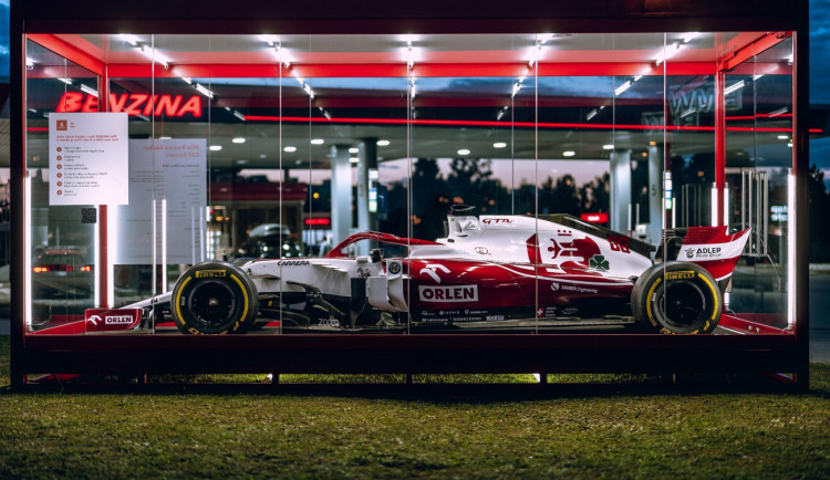 V Hradci Králové je vystavená Formule 1. Vůz za miliony chrání skleněná krabice