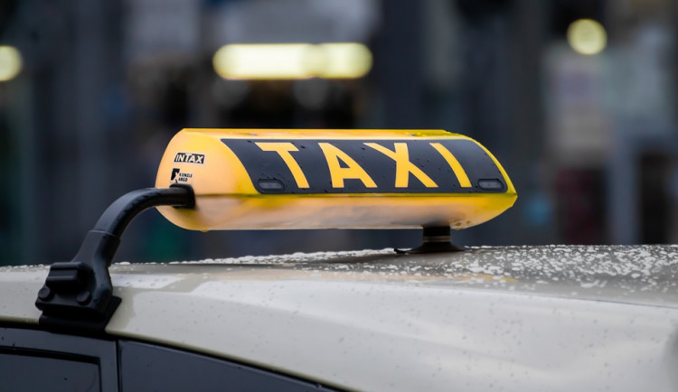 Zdrogovaná řidička taxíku v Hradci Králové jezdila z pruhu do pruhu. Zastavila ji policie