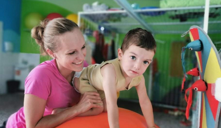 Tříletý Honzík se topil v jezírku, jako zázrakem přežil. Věříme, že zase začne chodit a mluvit, říká maminka Kamila