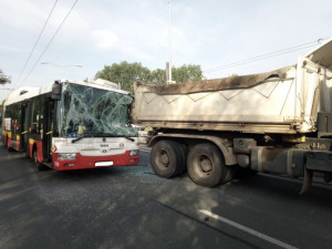 V Hradci boural trolejbus, srazil se s náklaďákem. Jeden cestující skončil v nemocnici