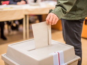 Sněmovní volby začnou pro voliče v karanténě kvůli koronaviru už 6. října