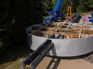 Fotbalový stadion v Hradci Králové je bez lízátek. Dnes se sundalo úplně poslední