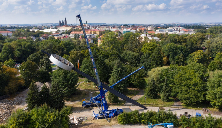 Fotbalový stadion v Hradci Králové je bez lízátek. Dnes se sundalo úplně poslední
