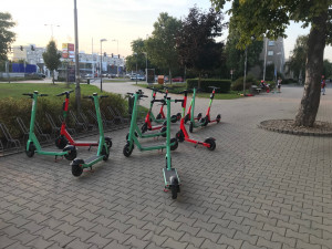 Povalující se koloběžky: Pardubice chtějí problém vyřešit namalovanými parkovišti