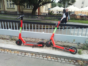 Povalující se koloběžky: Pardubice chtějí problém vyřešit namalovanými parkovišti