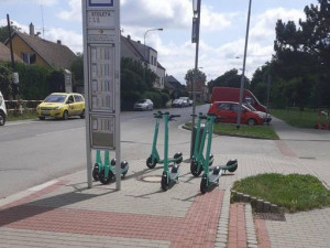 Povalující se koloběžky: Pardubice chtějí problém vyřešit namalovanými parkovišti
