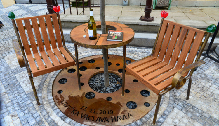 Jičín má schválenou Lavičku Václava Havla. Z části ji mohou zaplatit místní