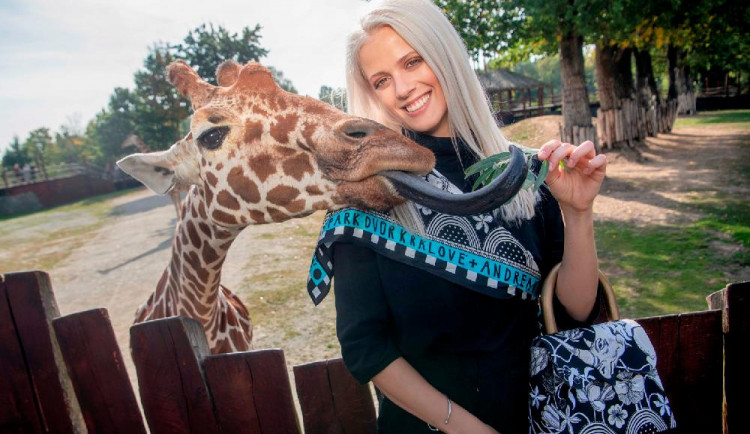 Modelka Terezie Kovalová a žirafa Lukrécie s šátkem a kabelkou