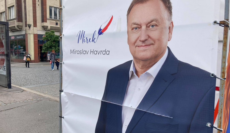 Na Hradecku někdo ničí volební poutače. Na Baťkově náměstí přeřízl Miroslava Havrdu